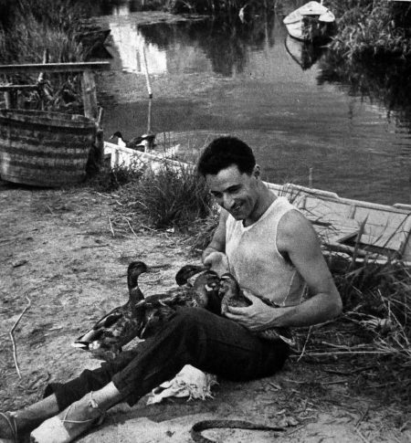 Gaston Baissette devant sa cabane