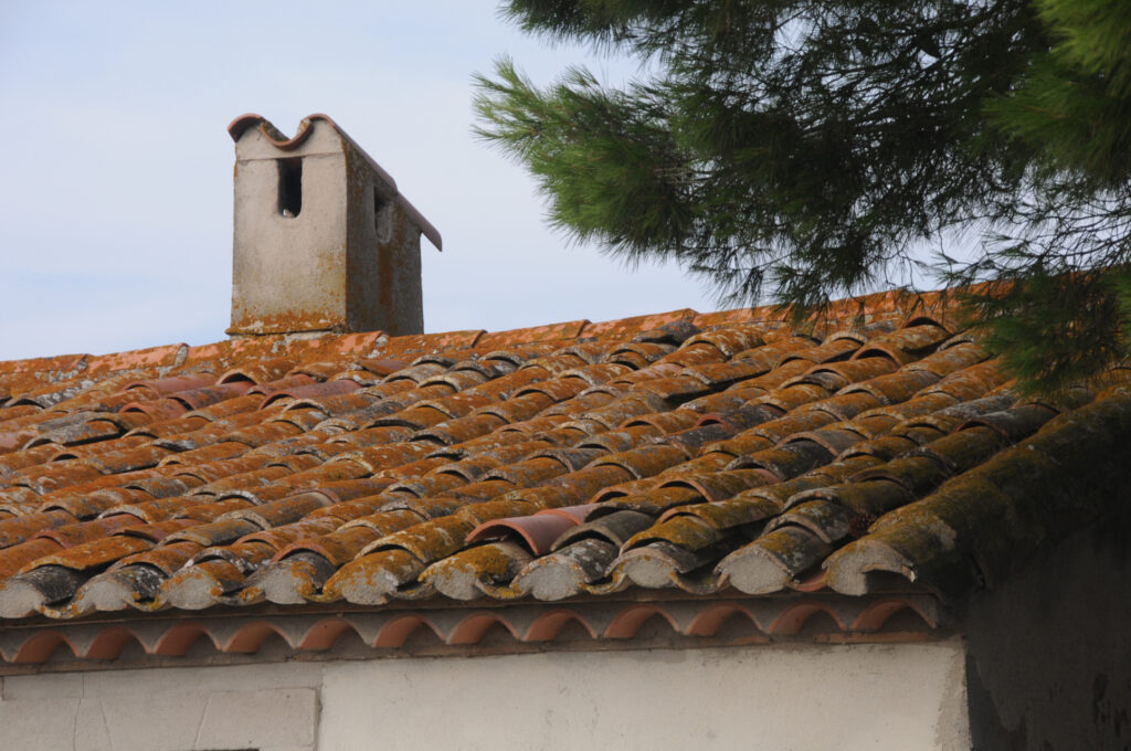 Cheminée (cabanes de Doscares, Mauguio) - C Françoise Poudevigne