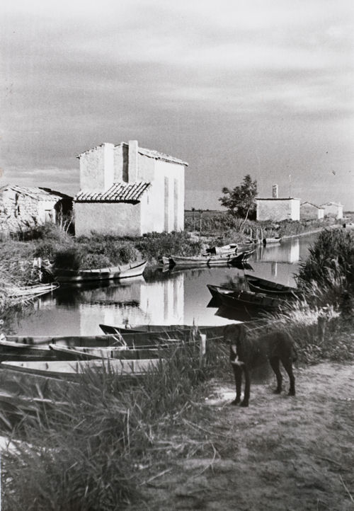 Cabane de "Pitié", photographie reproduite dans le cadre de la Guilde du livre. Droits réservés